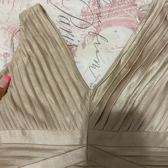 Has minor small stains should come off when wash - Picture 3 of 7